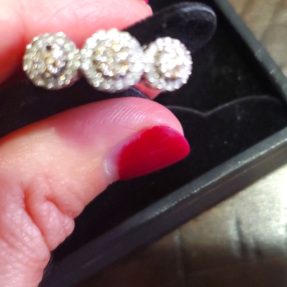 Beautiful white gold ring with white and yellow Diamond chips!!